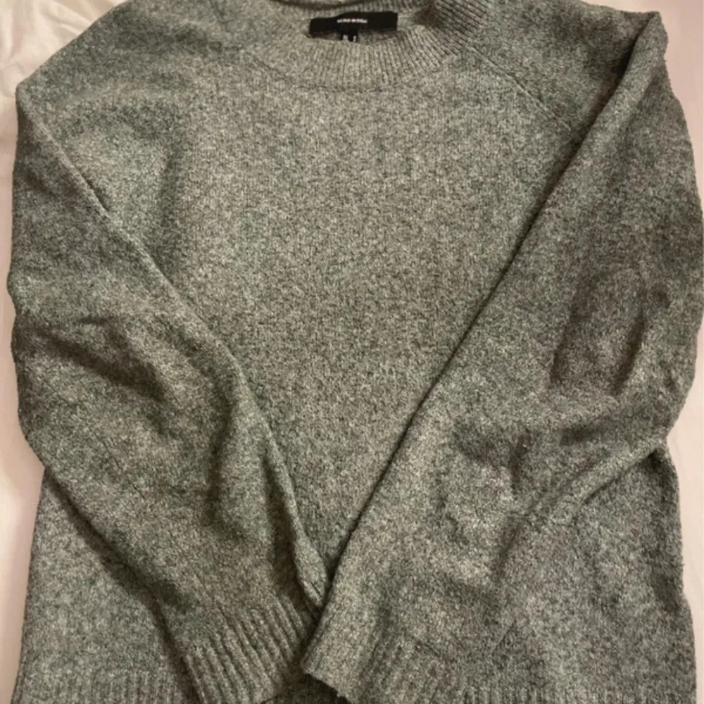 Jag säljer denna fina stickade tröjan från vero moda!! Den är lite nopprig men inget som syns💘 (dåligt ljus på andra bilden) original pris:250kr. Stickat.