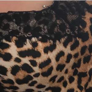 Leopard topp i satin glansigt material 