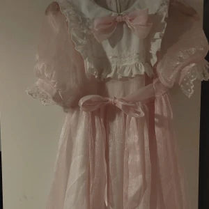 Lolita klänning - Köptes på plick för 250kr har bara använt en gång, för en my melody cosplay. Priset går självklart att diskutera! 