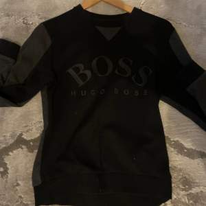 Hugo boss tröja säljs vidare pga att jag har ingen nytta med den. Inget fel på tröjan. Frågor det bara ställa:)