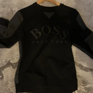 Hugo boss tröja - Hugo boss tröja säljs vidare pga att jag har ingen nytta med den. Inget fel på tröjan. Frågor det bara ställa:)
