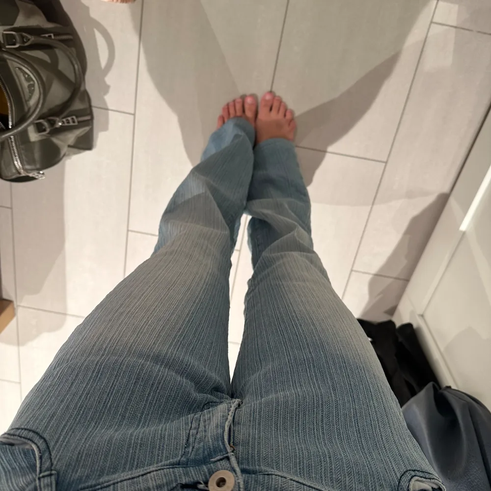 Säljer dessa as coola jeans som ser lite randiga ut!  Står ej storlek men skulle säga M-L beroende på hur man vill de ska sitta . Jeans & Byxor.
