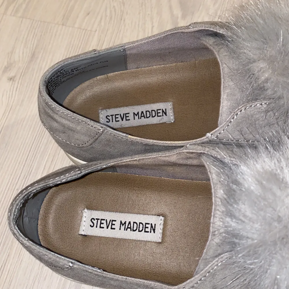 Skor med fluff/päls från Steve Madden, säljer även i grått . Skor.