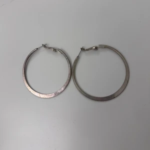 Örhängen - Örhängen som är halv guld/silver! Passar till allt! Rengör alla smycken innan jag skickar dem!!