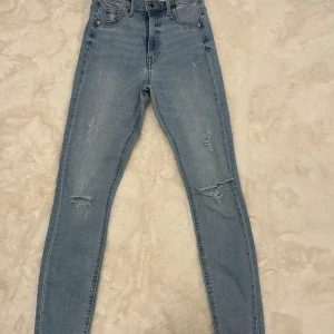 Jeans  - Ljusblåa skinny jeans med hål i 💙