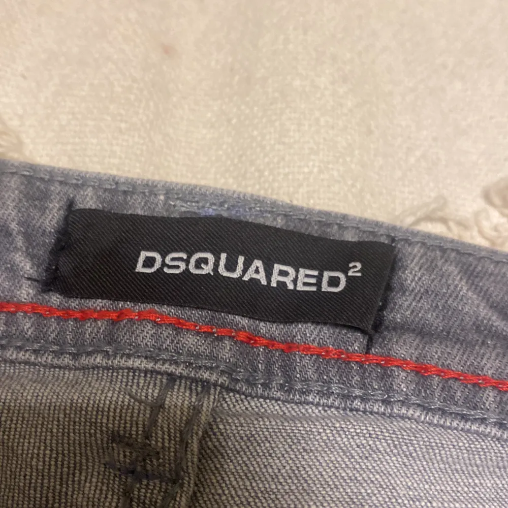Ett par fina perfekta Dsquared 2 jeans Dem är gråa och jätte fina Knappt använda  Säljer dem för den var tight. Jeans & Byxor.