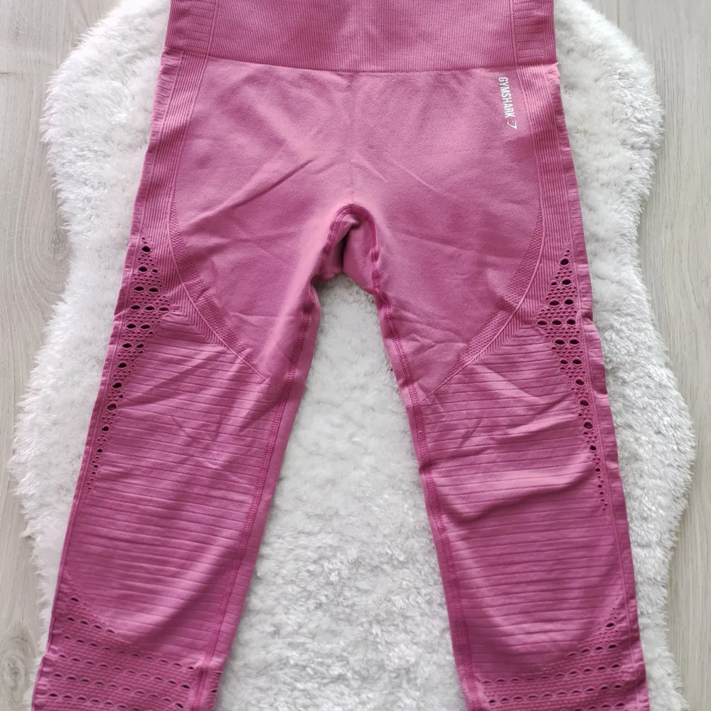 Vital seamless gymshark-tights.  Rosa och knälång.  Fick i present men rosa är inte min färg.. Sport & träning.