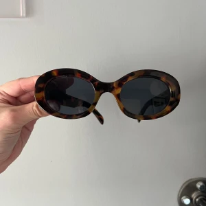 Solgalsögon - Supersnygga solglasögon knappt använda. Notera att det finns en mini spricka längst upp på ena glaset