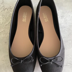 Ballerinaskor  - Svart. Strl 38. Helt nya.