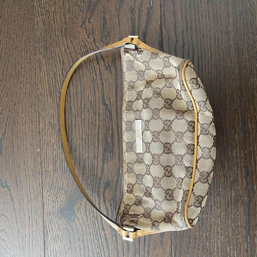 Vintage Gucci väska, aningen sliten (syns på bilden). Men super fin ändå💛 Äkta. Väskor.