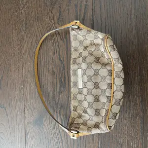 Vintage Gucci väska, aningen sliten (syns på bilden). Men super fin ändå💛 Äkta