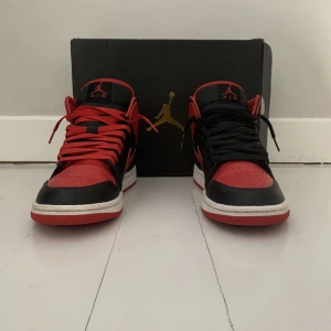 Jordan 1 mid bred - Tja! Säljer nu mina jordans eftersom de är för små de är nästintill nyskick jag köpte de för 1600 på jd sports i London  de är unisex original snöret följer med som ni ser. om ni har några funderingar är det bara att skriva, Köparen står för frakten.