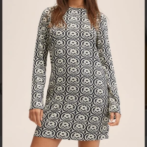 Klänning från Mango *NY* - Helt oanvänd klänning från Mango, superfin och funkar till vardag och fest 🎉🌸 Stl S. 