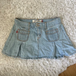 Levis kjol - Midjemått: 40cm rakt över, längd: 33cm 💗