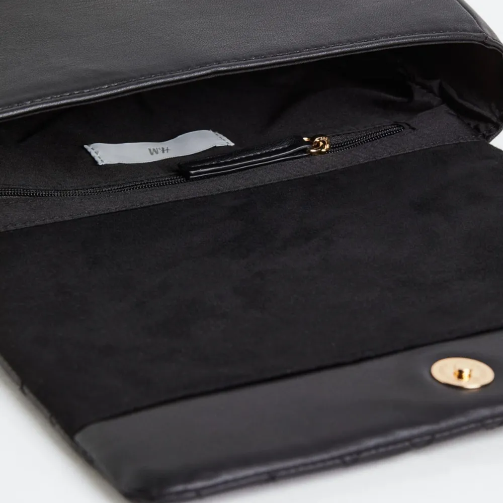 Handväska med innerfack med dragkedja, kan bäras både runt kroppen och över axeln. Nypris 349kr och slutsåld på hemsidan 🦋 hör av er vid intresse eller funderingar 💛. Väskor.
