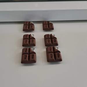 Köparen får med sammanlagt 12st choklad berlocker i färgerna vit och brun😊