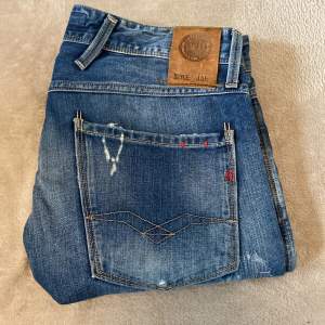Snygga Riped Replay anbass jeans | Storleken är 32/32 | Hör av er vid frågor!