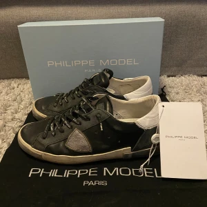 Philippemodel  - Svarta philippemodel i riktigt bra skick och nästan nya. Storlek 41. Har dessa och några andra par där det är begränsat med box o dustbag så det är först till kvarn för att få med , skriv för fler bilder/frågor🙌🏼