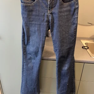 Lågmidjade jeans - Hej! Jag säljer dessa jeans som är köpta här på plick, dem kommer tyvär inte till användning längre och dem liknar evisu jeansen!💗