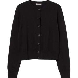 Säljer min svarta cardigan från h&m. Väldigt populär, kostar runt 150-200kr på hemsidan. Bra skick!! Inga defekter🖤🖤