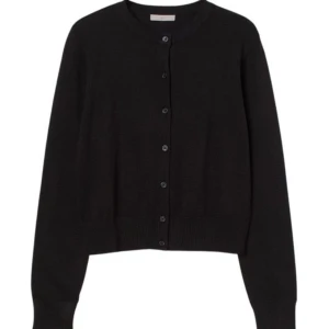 Svart kofta 🖤 - Säljer min svarta cardigan från h&m. Väldigt populär, kostar runt 150-200kr på hemsidan. Bra skick!! Inga defekter🖤🖤
