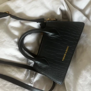 Handväska  - Svart handväska från SHEIN (köpt för 100) helt oanvänd 