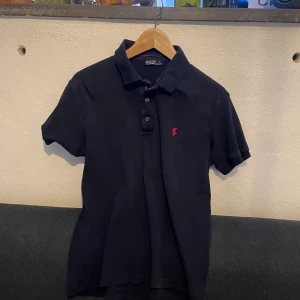 Ralph lauren piké strl L - Fin Ralph lauren piké som är i strl L men passar M också.  I bra skick