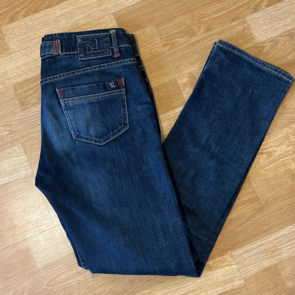 säljer mina söta bondelid jeans, ytterben:104cm, innerben:82cm, midjemått:42cm rakt över använda ett fåtal gånger, nyskick!. Jeans & Byxor.