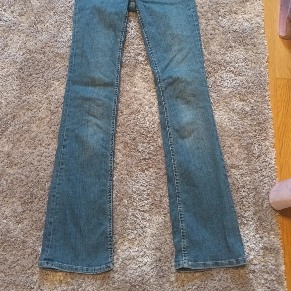Super snygga zara jeans!! De är nästan aldrig använda o inga defekter!! De är långa på mig som är 166 cm lång!! . Jeans & Byxor.