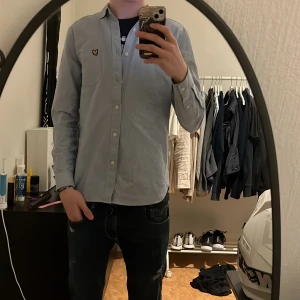 Lyle & skott skjorta  - Säljer denna Lyle & scout skjorta då den används ganska lite, storlek s men passar även M bra också. Jättebra skick förutom en liten smutsfläck (se bild 2) men går bort i tvätten enkelt. Pris går att diskutera vid snabb affär 🤝