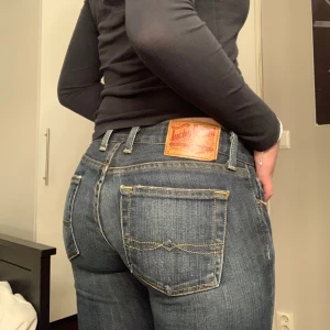 Lowwaisted jeans - Lågmidjade bootcut jeans i storlek 25 (xs) från Lucky Brand - american standard. I nyskick, har bara använts ett fåtal gånger. Skriv gällande frågor eller prisförslag❤️