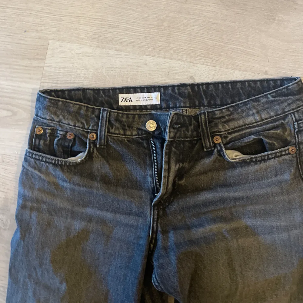 Säljer dessa populära skit snygga jeans  Säljer pågrund av förstora . Jeans & Byxor.