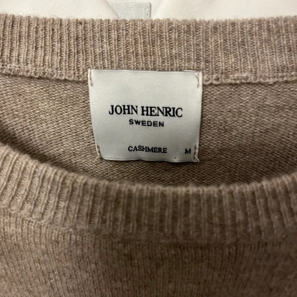 Tjena, jag säljer min tröja från John Henric som inte kommer till användning. Den är använd 2 till 3 gånger och är som ny. De har tagits hand om väl och är som nu. Priset är inte spikat. Kontakta vid frågor! Nypris 2199.. Tröjor & Koftor.