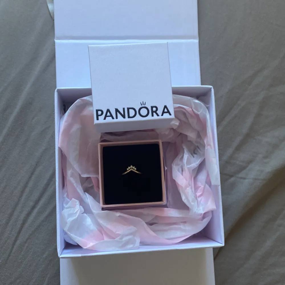Säljer denna helt nya Pandora ringen med äktighetsbevis! Storlek 17,5. Accessoarer.