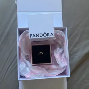 Säljer denna helt nya Pandora ringen med äktighetsbevis! Storlek 17,5