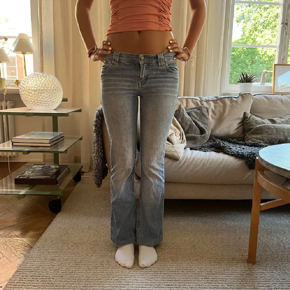 Snygga lågmidjade jeans! Midjemått 76cm, innerbenslöngden 75💘. Jeans & Byxor.