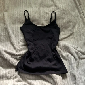 Svart linne  - Svart linne från lager 157 aldrig använt och har hunnit bli för litet eftersom jag aldrig använder linnen, i storlek S 