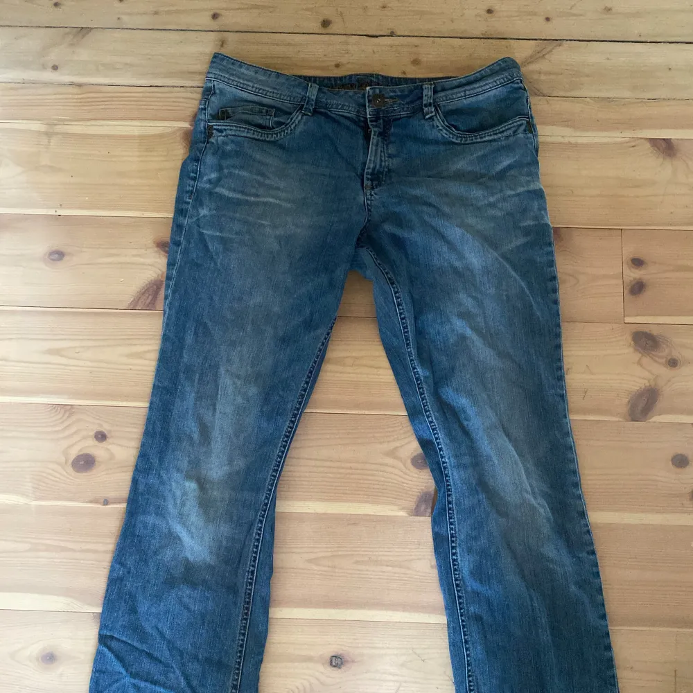 Snygga låg midja jeans, lite utsvävning!💞. Jeans & Byxor.