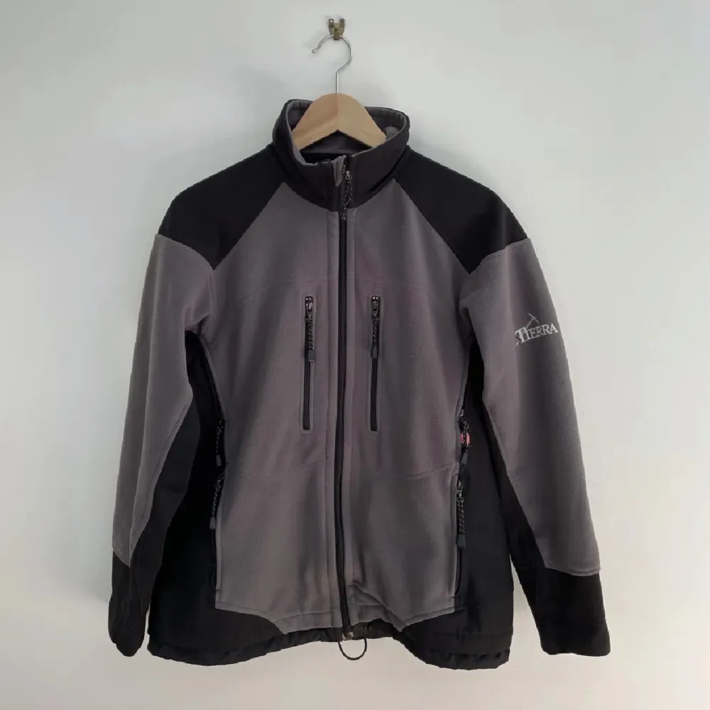 Go varm fleece jacka, storlek M men kan passa S. Takit.