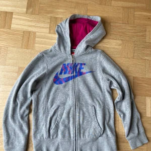 Nike Hoodie 146-152 cm  - Nike Hoodie i bra skick. Mjuk insida.  Storlek 146-156
