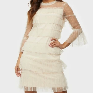 Beige volang mesh klänning - Nyskick, aldrig använd och prislapp kvar💓 Jättefin klänning med både mesh,volang och chiffong. Passar både S-M