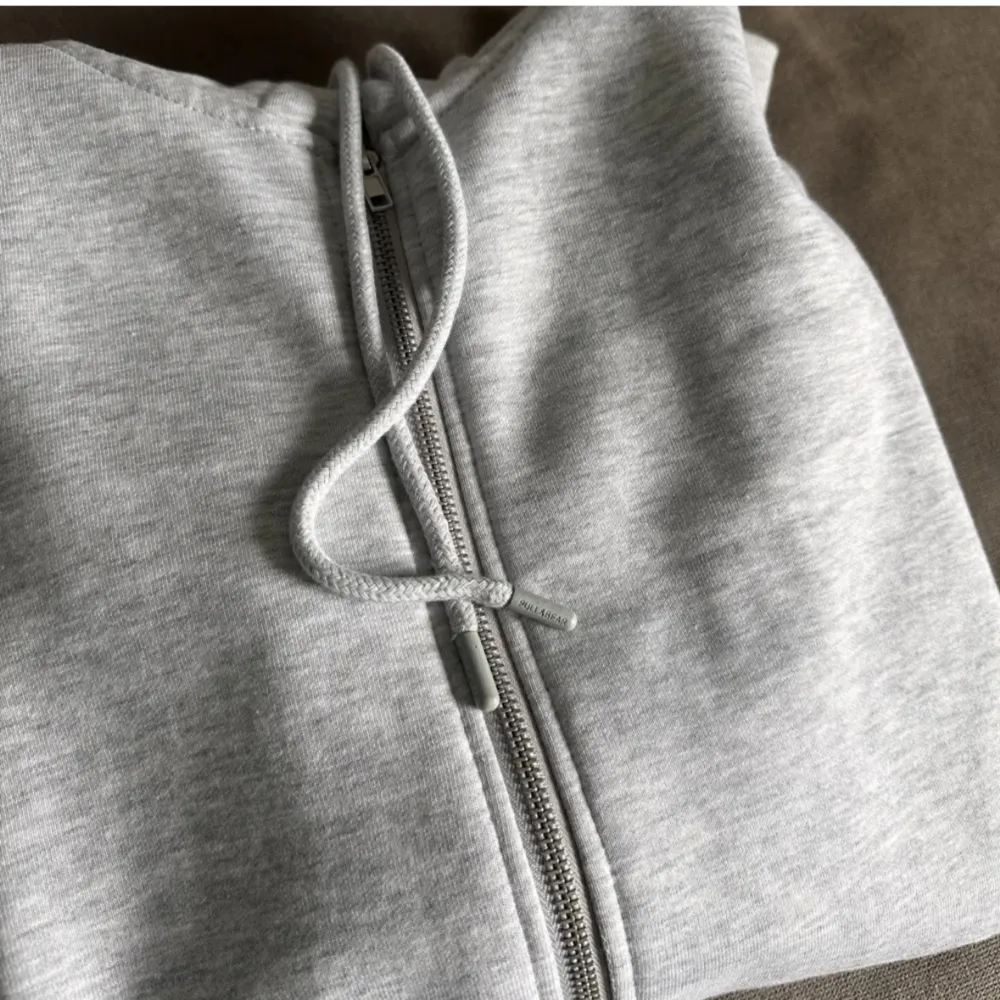 Säljer nu min gråa zip up hoodie då den är för stor. Köptes för nån månad sen men har inte använts då den är för stor för mig. Storlek S passar M🤝Nypris 599 men mitt pris är 200. Skriv om ni har några fler frågor😁 . Tröjor & Koftor.