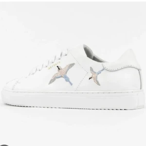 Axel arigato skor  - Säljer dessa skor som knappt är använda. Köpta för 2500kr och säljer den för 999kr