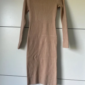 Klänning  - En super fin långärmad klänning i storlek S. Använd 1-2 gånger men är i bra skick!!