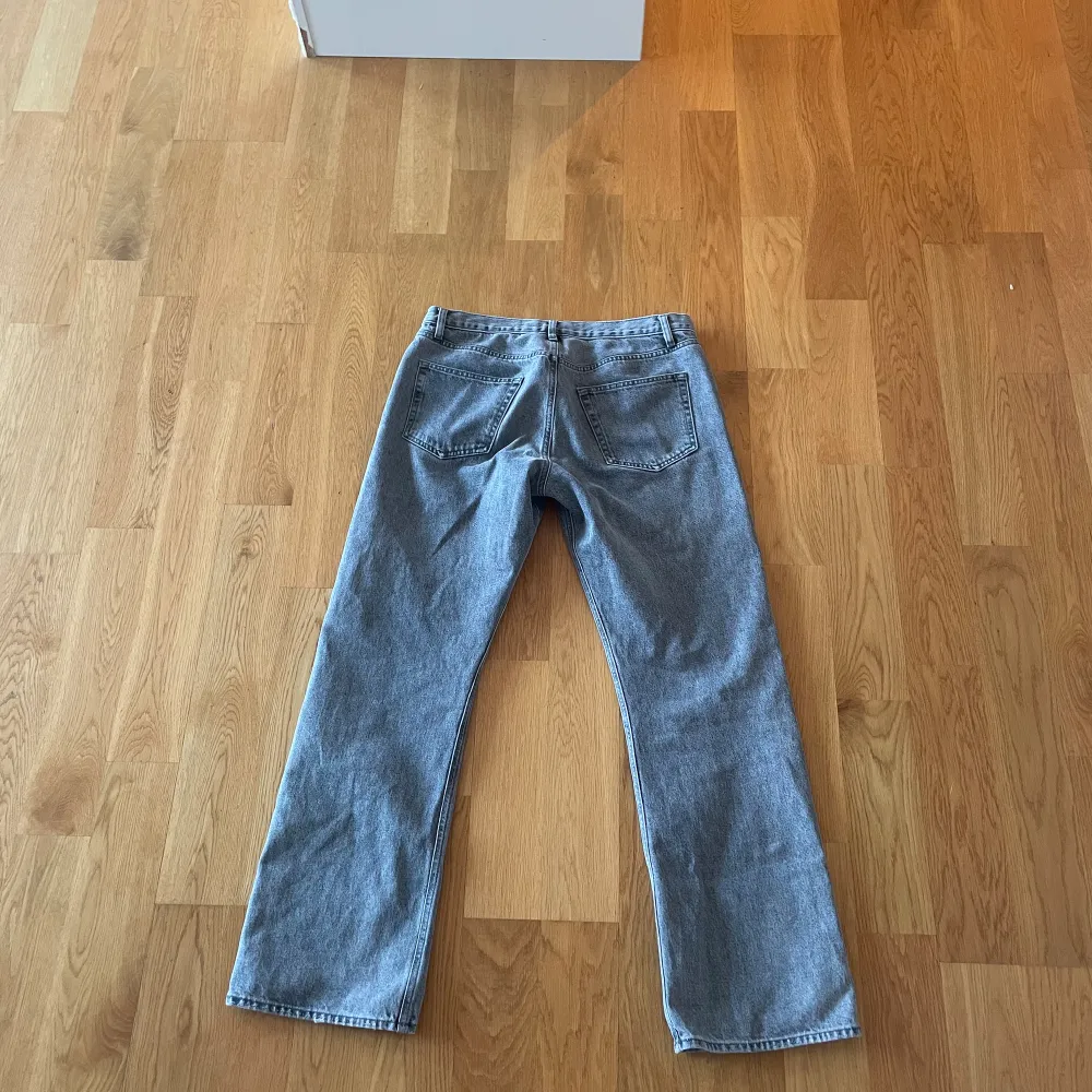 Säljer nu dessa väldigt populära gråa Hope jeans, då jag inte använt dem på väldigt länge!🙌 Skicket på jeansen är 7/10 då jag använt dem ganska mycket men ingenting som syns! Nypris på dem är c.a 2300  . Jeans & Byxor.