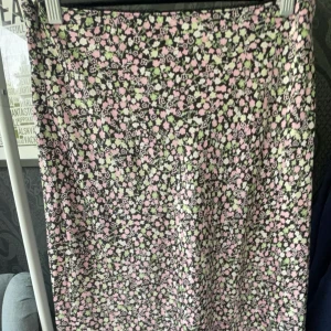 Blommig kjol - Sista bilden är lånad och inte samma mönster! fint skick, finns på fler sidor så vid intresse skriv privat🫶🏼 kolla tagsen om passformen
