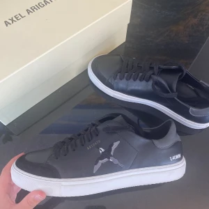 Axel Arigatos - Tjena! Säljer nu dessa snygga Axel Arigato skor🙌 Skick 9/10🙌 Nypris: 2500 Mitt pris 1199. Det ingår box och dustbag. Tveka inte på att höra av er🤝