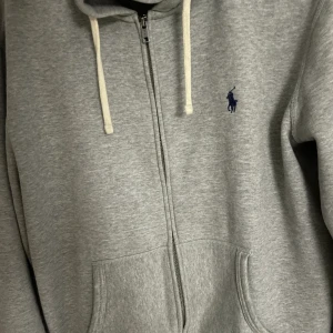 Polo Ralph Lauren  - Säljer min Polo Ralph lauren använd fåtal gånger ny pris 2200. Priset är inte hugget i sten. 