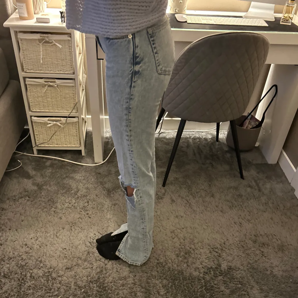 As Nice midwaist jeans från zara med slits/bootcut. Säljer eftersom de inte är min stil längre. 💕🫶🏻. Jeans & Byxor.