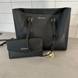 Helt ny Michael kors väska 3 i 1 - Helt ny, fick i present men har inte använt den. Säljes för 1500kr. 3 väskor i en. Man kan ta av inne väskan också och sätta bandet på den. 